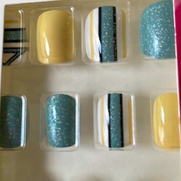 NWT Sassy + Chic blue yellow and fun design Artificial Press On Nails 12 pc set - Picture 7 of 8